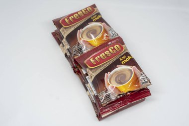 Jakarta, Endonezya. 28 Aralık 2023: Endonezya pazarındaki Sachet kahvesi beyaz arka planda izole edildi