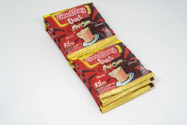 Jakarta, Endonezya. 28 Aralık 2023: Endonezya pazarındaki Sachet kahvesi. İyi günler. Beyaz arka planda izole edilmiş.