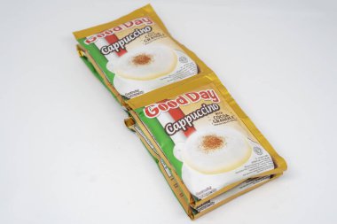 Jakarta, Endonezya. 28 Aralık 2023: Endonezya pazarındaki Sachet kahvesi. İyi günler. Beyaz arka planda izole edilmiş.