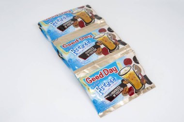 Jakarta, Endonezya. 28 Aralık 2023: Endonezya pazarındaki Sachet kahvesi. İyi günler. Beyaz arka planda izole edilmiş.