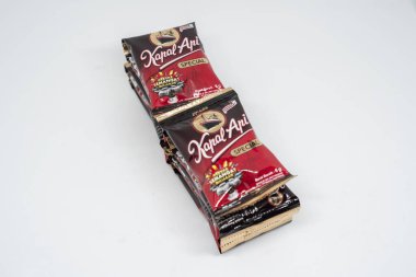 Jakarta, Endonezya. 28 Aralık 2023: Endonezya pazarındaki Sachet kahvesi beyaz arka planda izole edilmiş kapal api