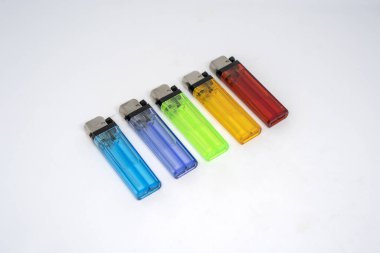 Beyaz zemin üzerinde çeşitli gaz çakmakları