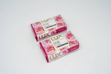 Jakarta, Endonezya. 28 Aralık 2023: Endonezya pazarındaki bar sabunu beyaz arka planda izole edilmiş lüks.