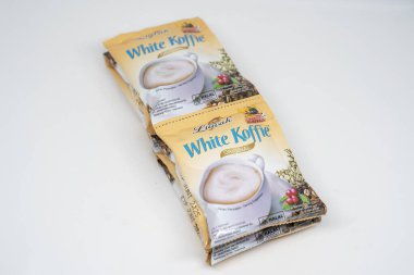Jakarta, Endonezya. 28 Aralık 2023: Endonezya pazarındaki Sachet kahvesi beyaz arka planda izole edilmiş luwak beyaz kahve