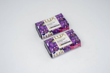 Jakarta, Endonezya. 28 Aralık 2023: Endonezya pazarındaki bar sabunu beyaz arka planda izole edilmiş lüks.