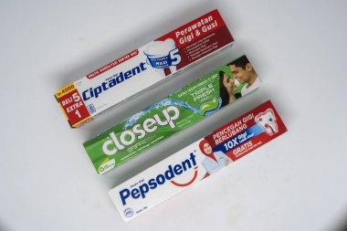 Jakarta, Endonezya. 28 Aralık 2023: Endonezya pazarında beyaz arka planda izole edilmiş çeşitli diş macunları