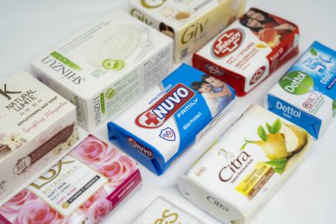 Jakarta, Endonezya. 28 Aralık 2023: Endonezya pazarında beyaz arka planda izole edilmiş çeşitli sabunlar