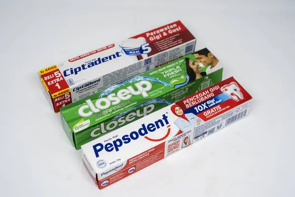 Jakarta, Endonezya. 28 Aralık 2023: Endonezya pazarında beyaz arka planda izole edilmiş çeşitli diş macunları