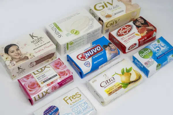 Jakarta, Endonezya. 28 Aralık 2023: Endonezya pazarında beyaz arka planda izole edilmiş çeşitli sabunlar