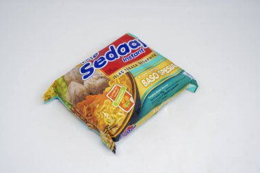 Jakarta, Endonezya. 28 Aralık 2023: Endonezya pazarındaki anlık erişteler beyaz arka planda izole edilmiştir.