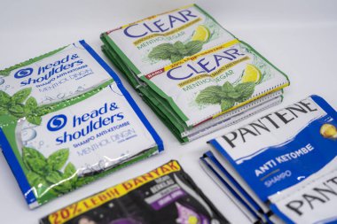 Jakarta, Endonezya. 28 Aralık 2023: Endonezya pazarında beyaz arka planda izole edilmiş çeşitli şampuanlar