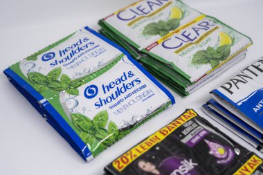 Jakarta, Endonezya. 28 Aralık 2023: Endonezya pazarında beyaz arka planda izole edilmiş çeşitli şampuanlar