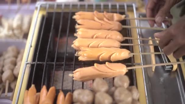 街头食物好吃的烤腊肠 — 图库视频影像