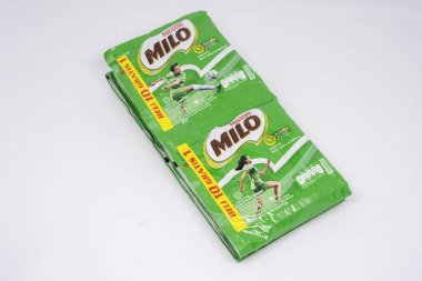 Jakarta, Endonezya. 28 Aralık 2023: Endonezya pazarındaki milo marka beyaz arka planda izole edilmiş kese sağlık sütü.