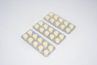 Beyaz arka planda ağrı kesici.