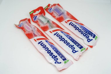 Jakarta, Endonezya. 28 Aralık 2023: Endonezya pazarındaki diş fırçası beyaz arka planda izole edilmiş pepsodent marka.
