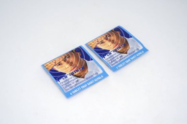 Jakarta, Endonezya. 28 Aralık 2023: Endonezya pazarındaki baş ağrısı hapları beyaz arka planda izole edildi