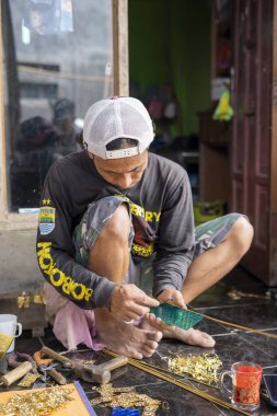 Cianjur, Endonezya. 12 Şubat 2024: Cianjur 'da geleneksel Müslüman fener lambalarının zanaatkarlarına 