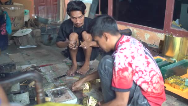 Cianjur Indonesia 2024年2月12日 关于尔传统穆斯林灯具的工匠被称为 兰布人 Lampu Gentur Lampu Gentur是印度尼西亚仙菊特有的手工艺品之一 — 图库视频影像