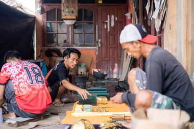 Cianjur, Endonezya. 12 Şubat 2024: Cianjur 'da geleneksel Müslüman fener lambalarının zanaatkarlarına lamba Gentur denir.