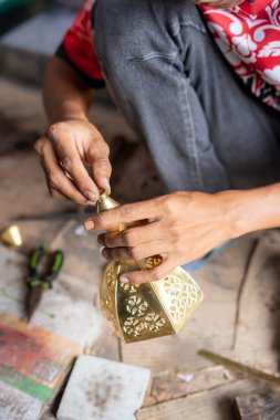 Cianjur 'da geleneksel Müslüman fener lambalarının zanaatkarlarına 
