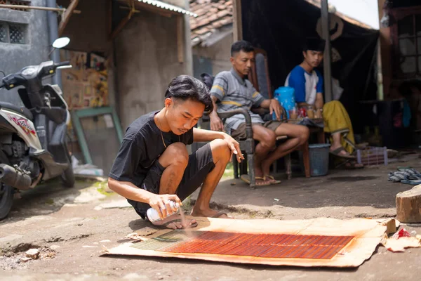 Cianjur, Endonezya. 12 Şubat 2024: Cianjur 'da geleneksel Müslüman fener lambalarının zanaatkarlarına lamba Gentur denir.