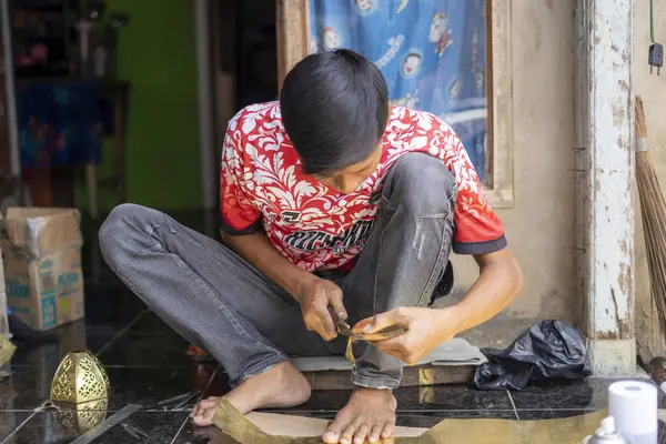 Cianjur, Endonezya. 12 Şubat 2024: Cianjur 'da geleneksel Müslüman fener lambalarının zanaatkarlarına lamba Gentur denir.