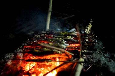 Izgara balık elle bambuyla pişirilir.