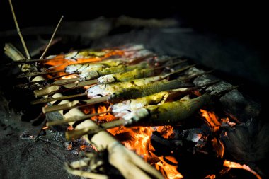 Izgara balık, Endonezya 'daki bambularla elle pişirilir.