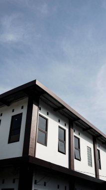 Pencereleri ve mavi gökyüzü olan bina