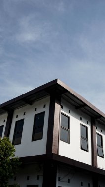 Gün boyunca pencereli bina