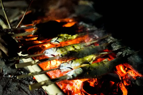 Kızgın kömürde kızartılmış balık.