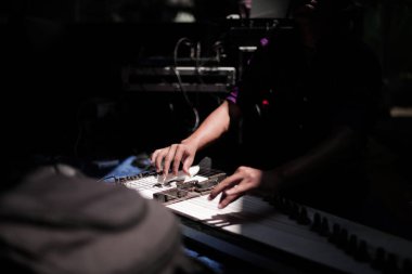 İnsanlar Endonezya 'nın tipik enstrümanları olan Kecapi' yi çalıyorlar.