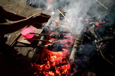 Ikan Bakar. Endonezyalılar tarafından sık sık yapılan odun kullanarak nasıl yemek yapılır?
