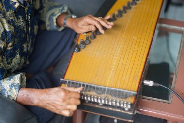 Ebeveynler Kecapi 'yi ayarlıyorlar. Orijinal Endonezya müzik enstrümanları