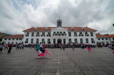 JAKARTA, INDONEZYA - 14 Ekim 2016: Kota tua Jakarta 'da bisiklet süren bir turistin atmosferi