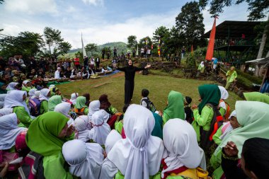 GUNG PADANG, CIANJUR, İNDONEZYA - 6 MAYIS 2016 Dağ üretimi çerçevesinde sahne sanatları