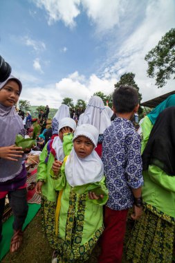 GUNG PADANG, CIANJUR, İNDONEZYA - 6 MAYIS 2016 Dağ üretimi çerçevesinde sahne sanatları