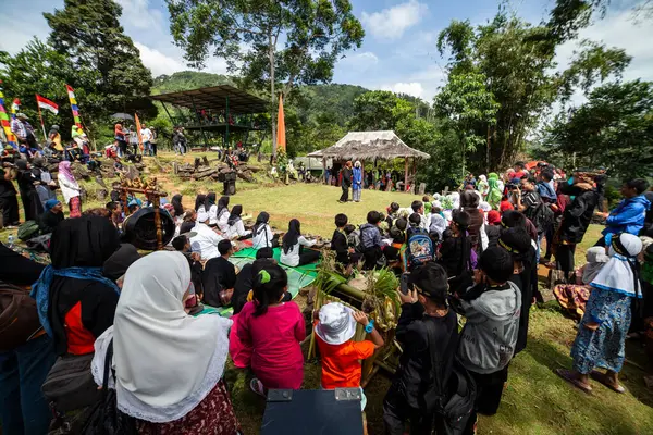 GUNG PADANG, CIANJUR, İNDONEZYA - 6 MAYIS 2016 Dağ üretimi çerçevesinde sahne sanatları