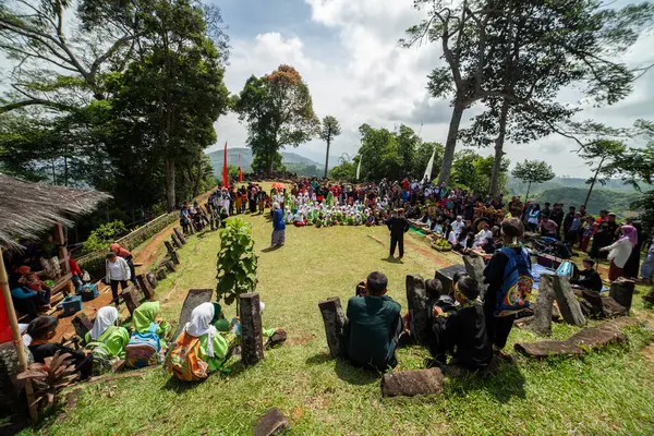 GUNG PADANG, CIANJUR, İNDONEZYA - 6 MAYIS 2016 Dağ üretimi çerçevesinde sahne sanatları