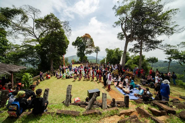 GUNG PADANG, CIANJUR, İNDONEZYA - 6 MAYIS 2016 Dağ üretimi çerçevesinde sahne sanatları