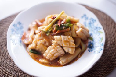 Cumi Asam Manis. Taze mürekkep balığı, sos ve Endonezya 'ya özgü baharatlardan oluşur.