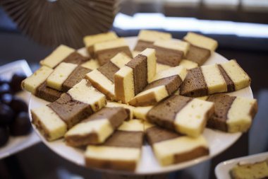 Pasta dilimleri. Lapis yasal pasta. Endonezya 'dan otantik yiyecekler. Tabakta servis edilir..