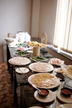 Masada servis edilen otantik Endonezya atıştırmalıkları