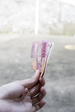 Endonezya rupiası kadınlar tarafından tutulur.