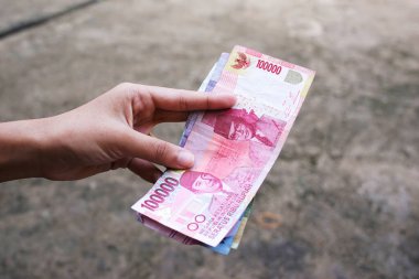 Endonezya parasını bulanık bir geçmişi olan yasal bir ödeme aracı olarak gösteriyor.