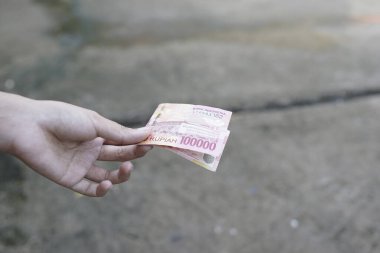 Kadın 100.000 'den fazla para verdi. Belirsiz bir geçmişi olan Endonezya para birimi