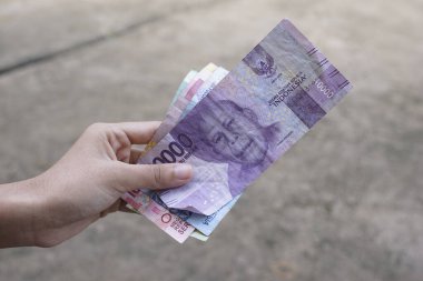 Kadınlar on bin rupia 'lık anlaşmalar yapar.