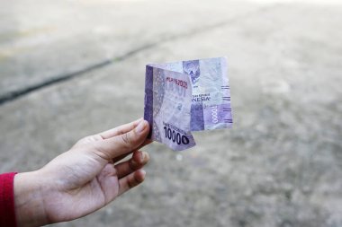 Kadınlar on bin rupia 'lık anlaşmalar yapar.