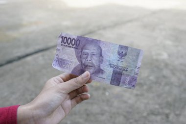 Kadınlar on bin rupia 'lık anlaşmalar yapar.